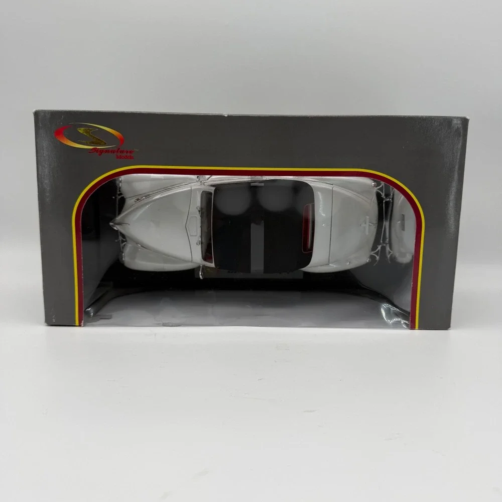 SIGNATURE MODELS 1939 Lincoln Zephyr White w/ Red Interior Diecast Car 1:18